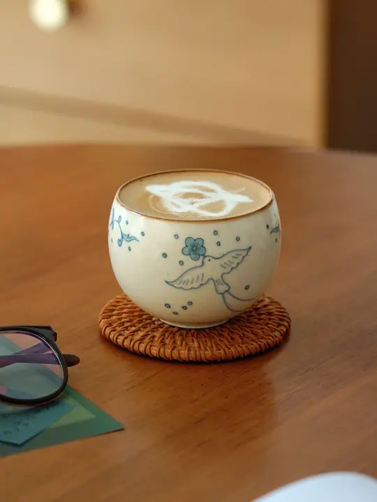 手描きの花鳥デザイン！青花陶器製コーヒーカップ【持ちやすい・贈り物にも最適】