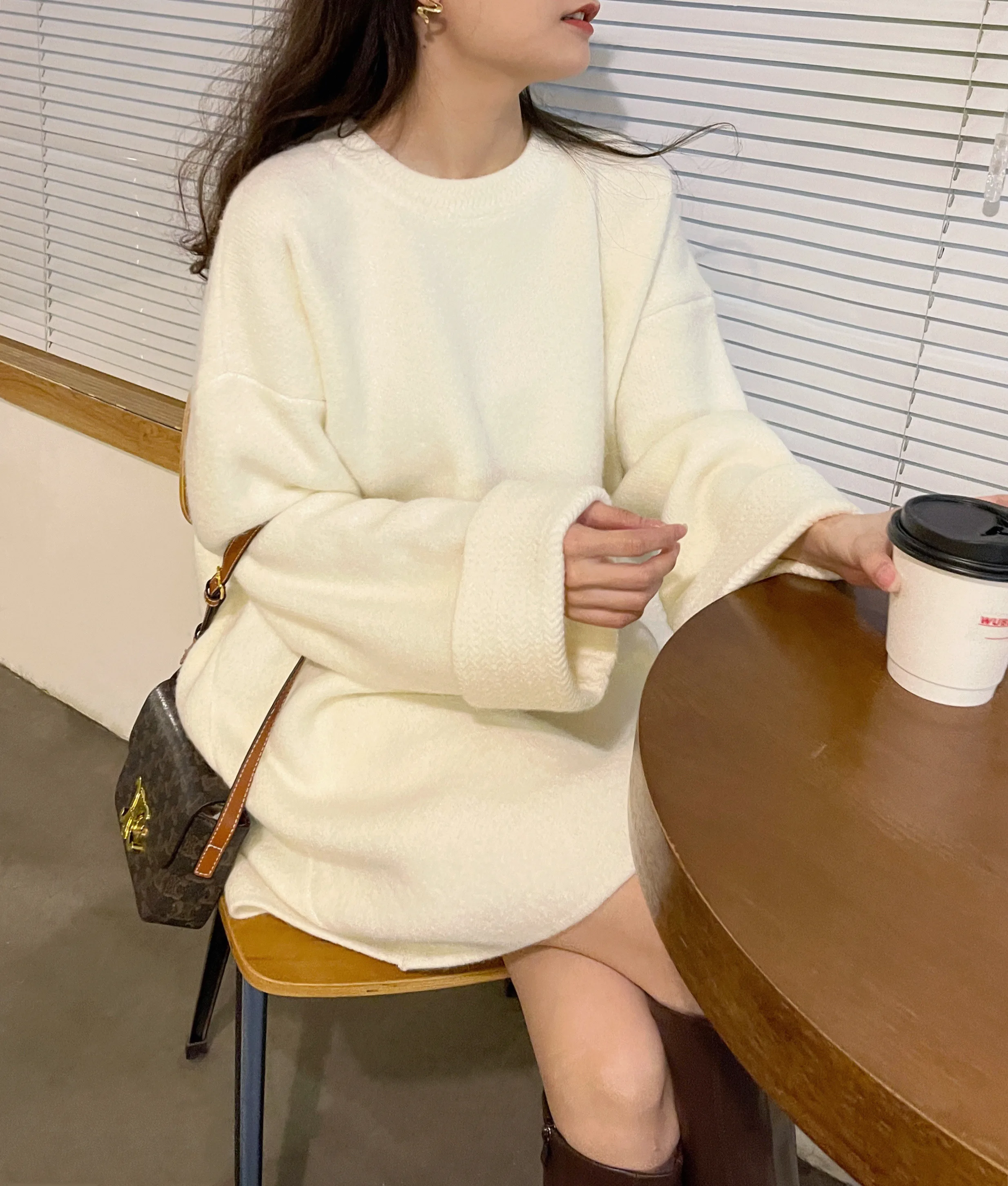 大人可愛いの本質とは？シーソルトブルーのニットワンピースで徹底解説