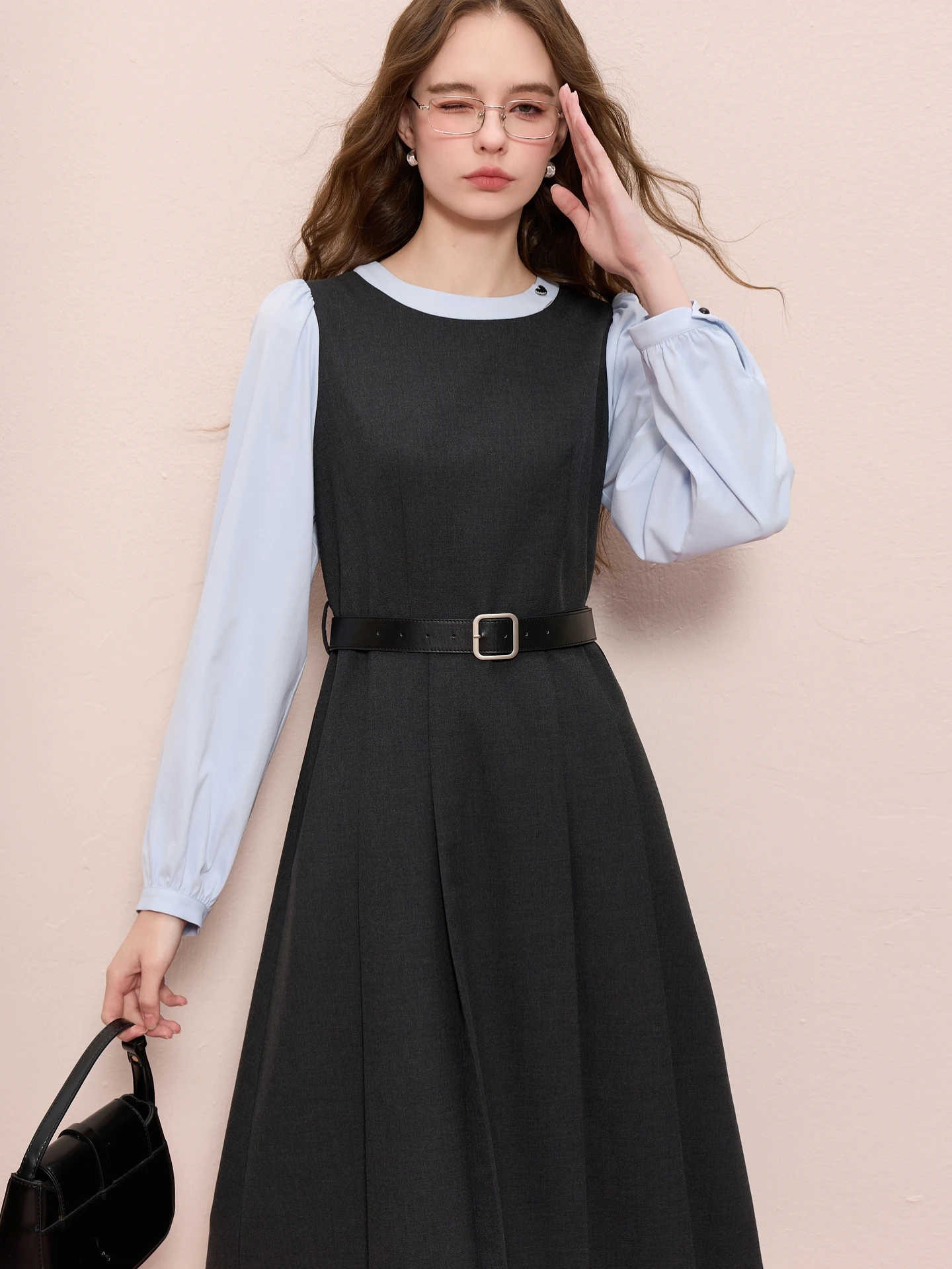 11月末に着る服の季節感を説明するなら、このワンピースが一番の答えです