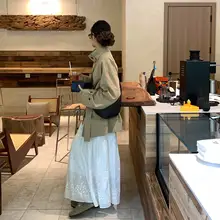 シンプルなデザインのカーキ色トレンチコート【女性用・ミドル丈・ファッション性高】【春秋用】