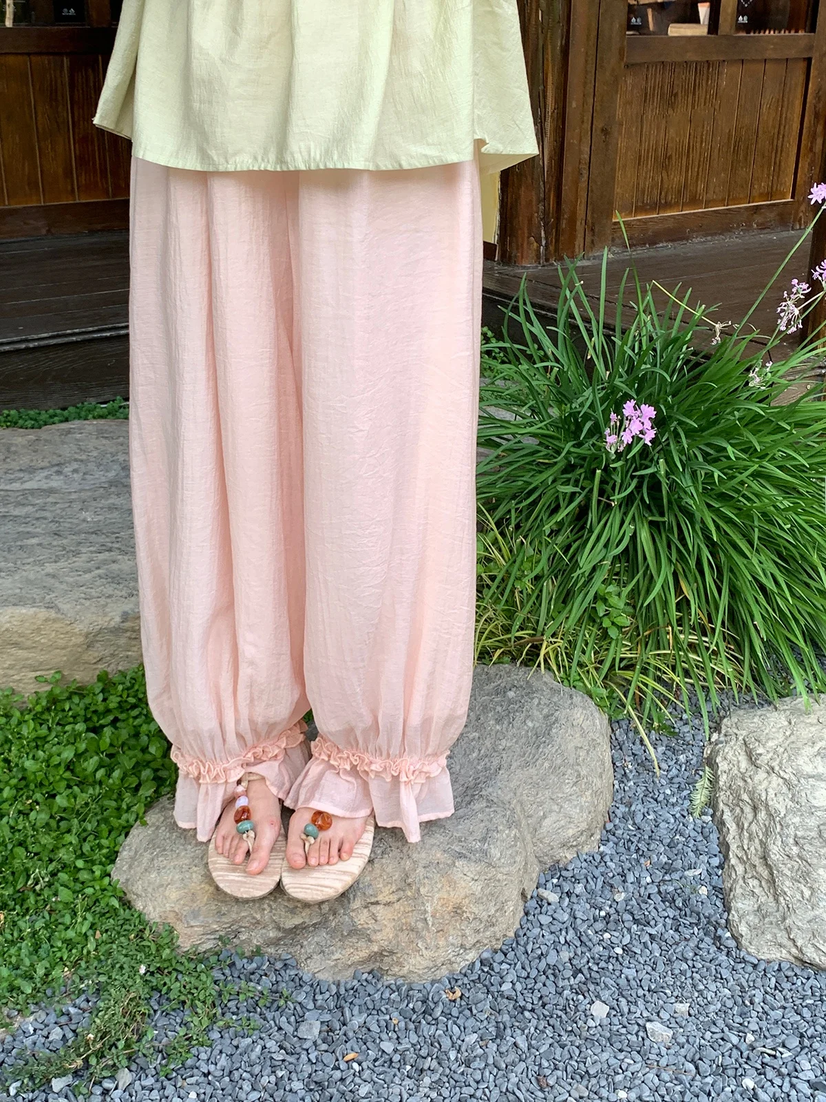 夏のショートパンツに何を選びたい？華やかな桃色のランタンパンツが解決する3つの悩み