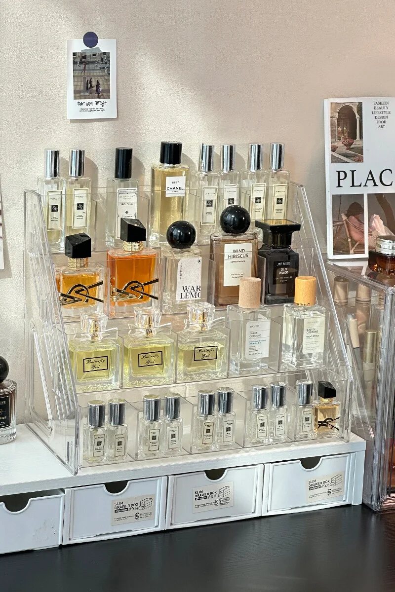 アクリル製の多層ディスプレイ香水ラック【化粧品収納・スキンケア用品用】