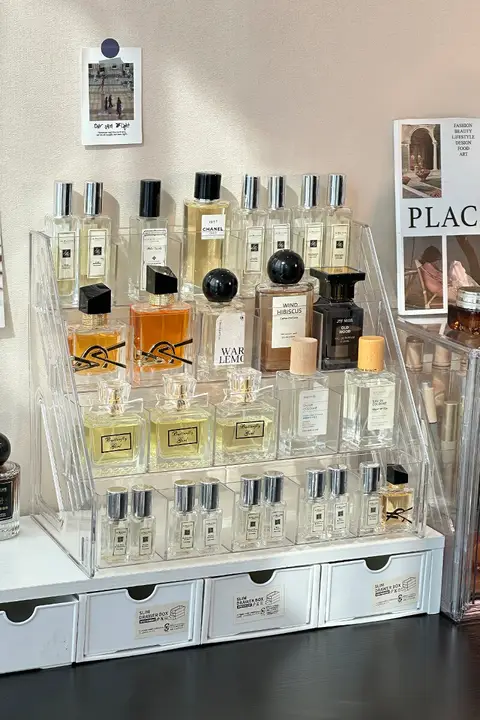 アクリル製の多層ディスプレイ香水ラック【化粧品収納・スキンケア用品用】