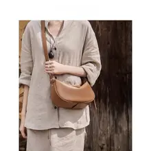 大容量の斜め掛けバッグ【餃子型・本革・ショルダー】