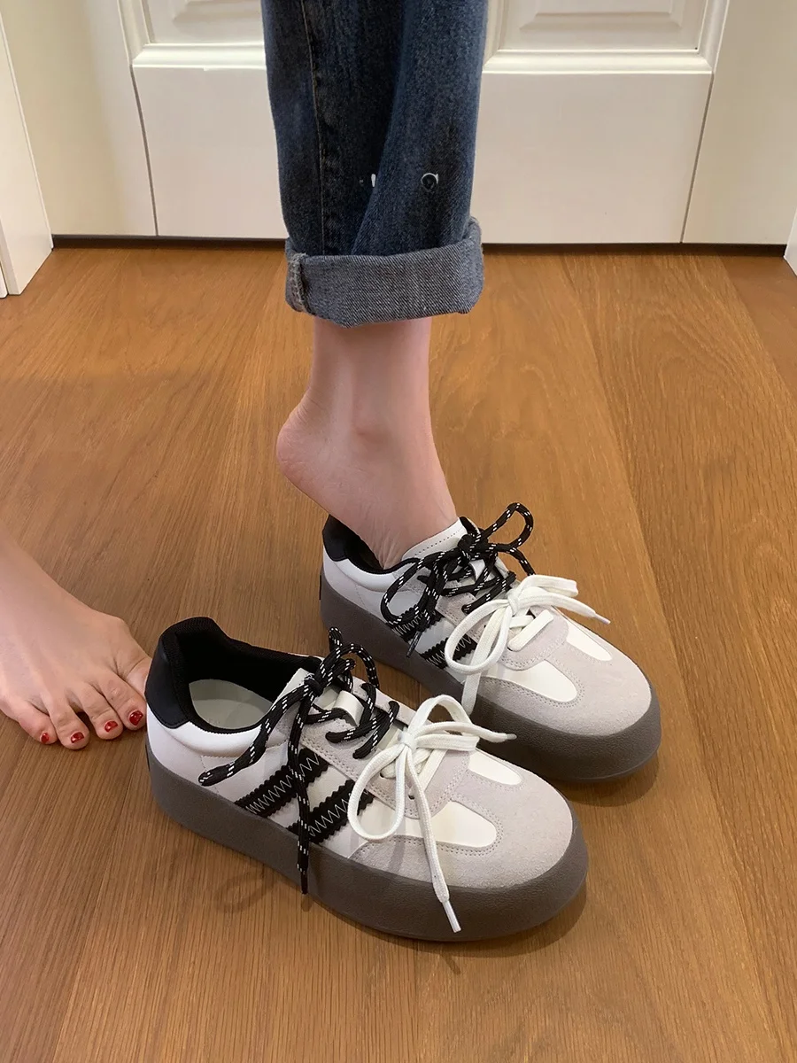 牛革製厚底トレーニングシューズ：ぺたんこシューズとしての歩きやすさと実用性