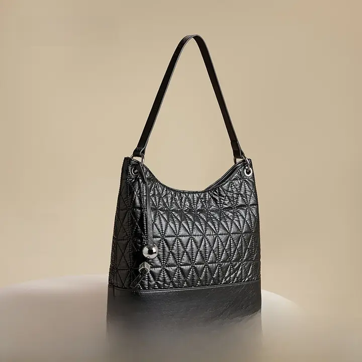 おしゃれなトートバッグ【大容量・ダイヤモンドキルティング・通勤用・ショルダーバッグ】