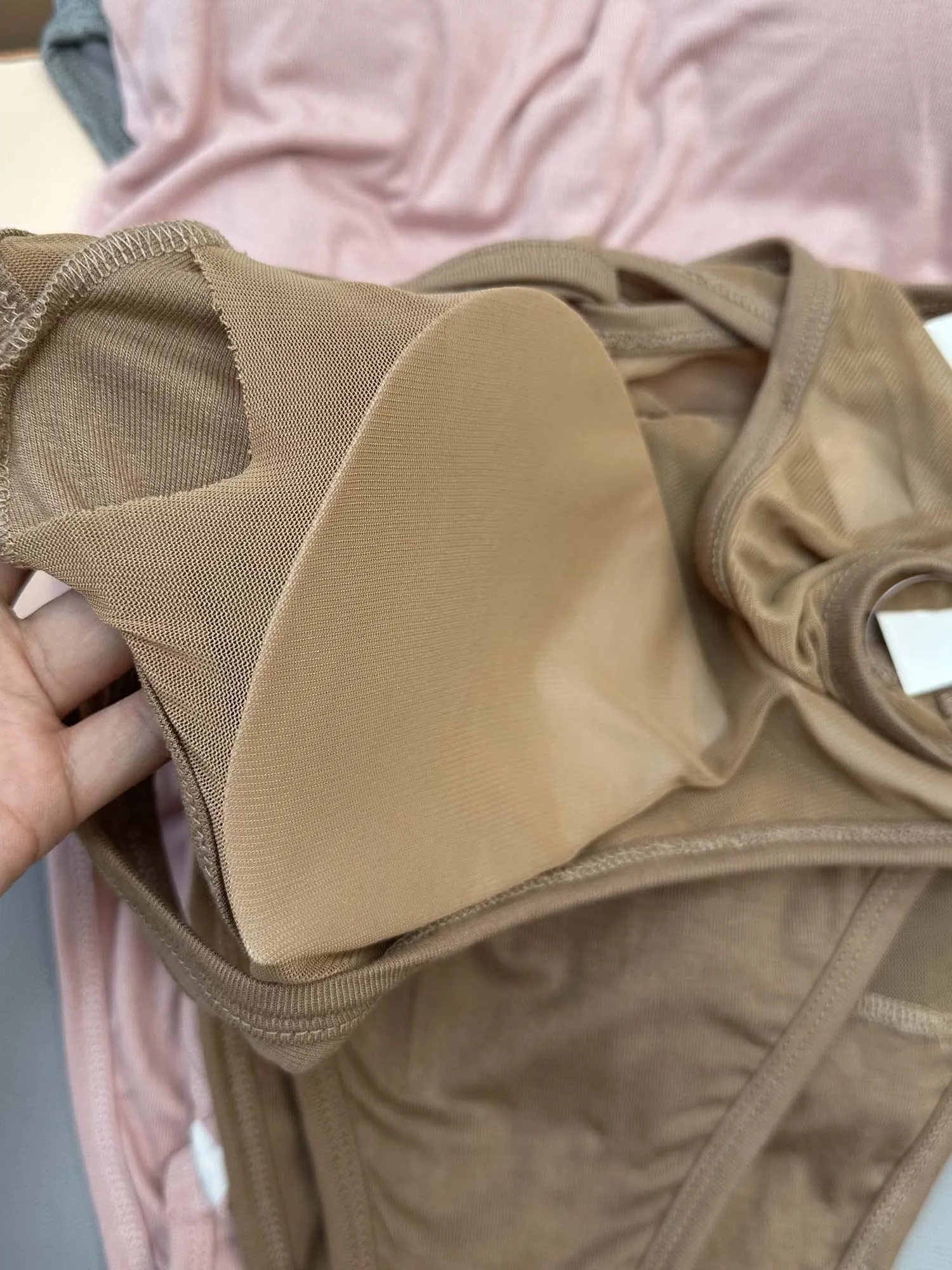 オーバーオール 巨乳に合うアイテムは？シンプルなコットンリブキャミソールが実は最強の選択肢