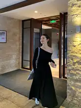 セクシーなオフショルダー長袖ニットワンピース【スリムフィット・斜め肩デザイン】