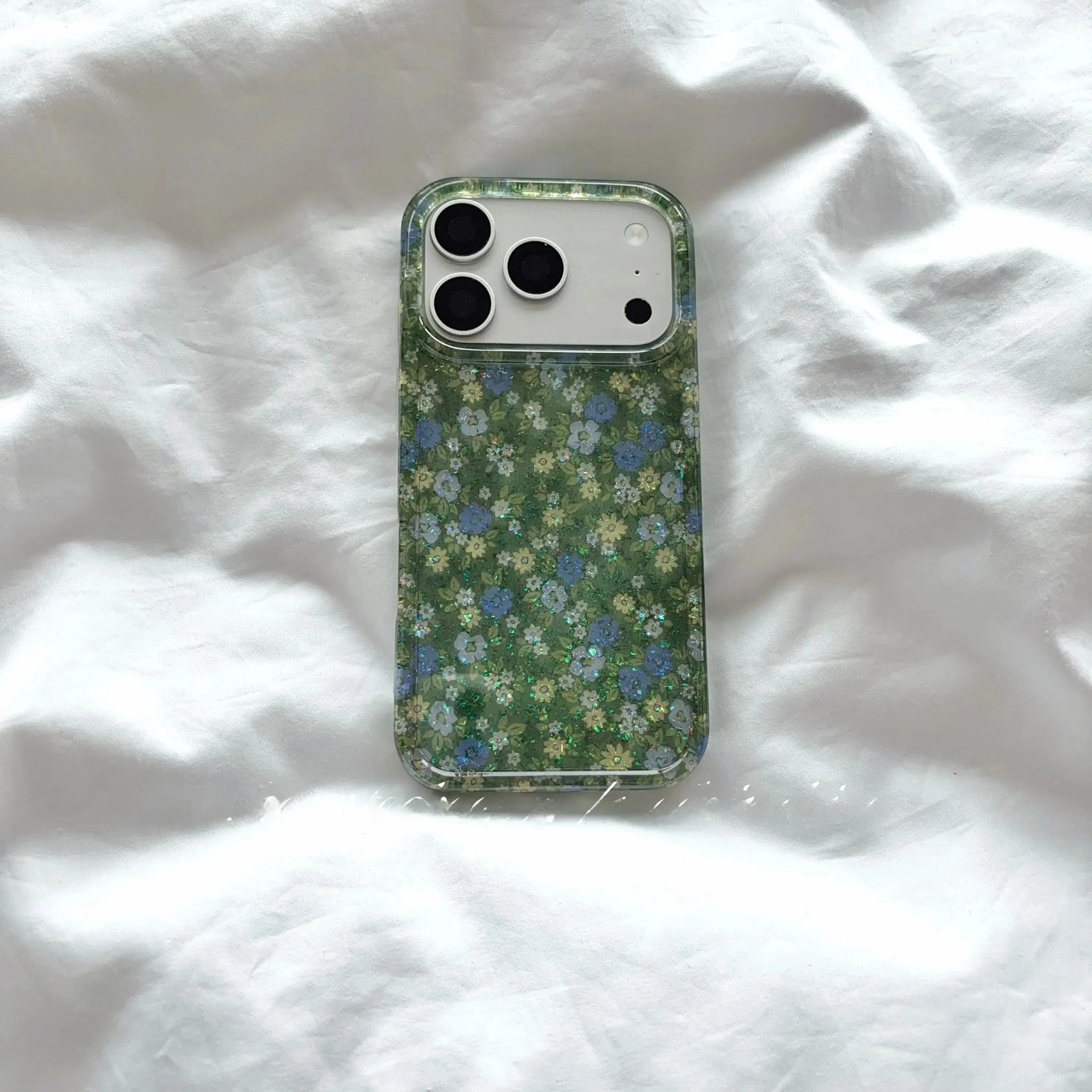 春夏向け グリーンラメ入りフラワーiPhoneケース：iPhone 15・16シリーズに最適なインスタ風デザイン保護ケース