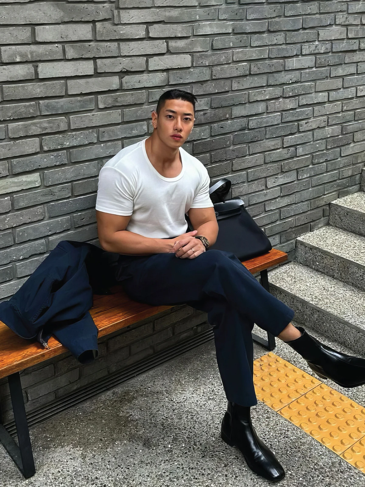 後ろ姿がきれいに見える男性のTシャツは、どう選ぶ？