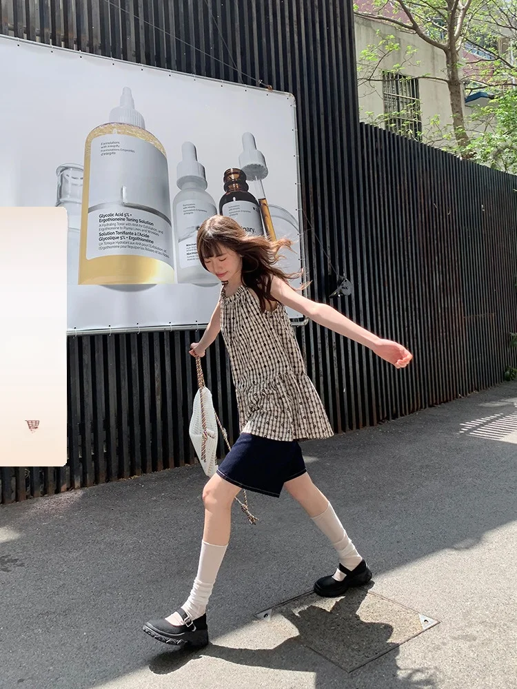 2026年夏のレディースパンツはどう選ぶ？深青色ワイドレッグデニムが「女性らしいスタイル」を再定義する