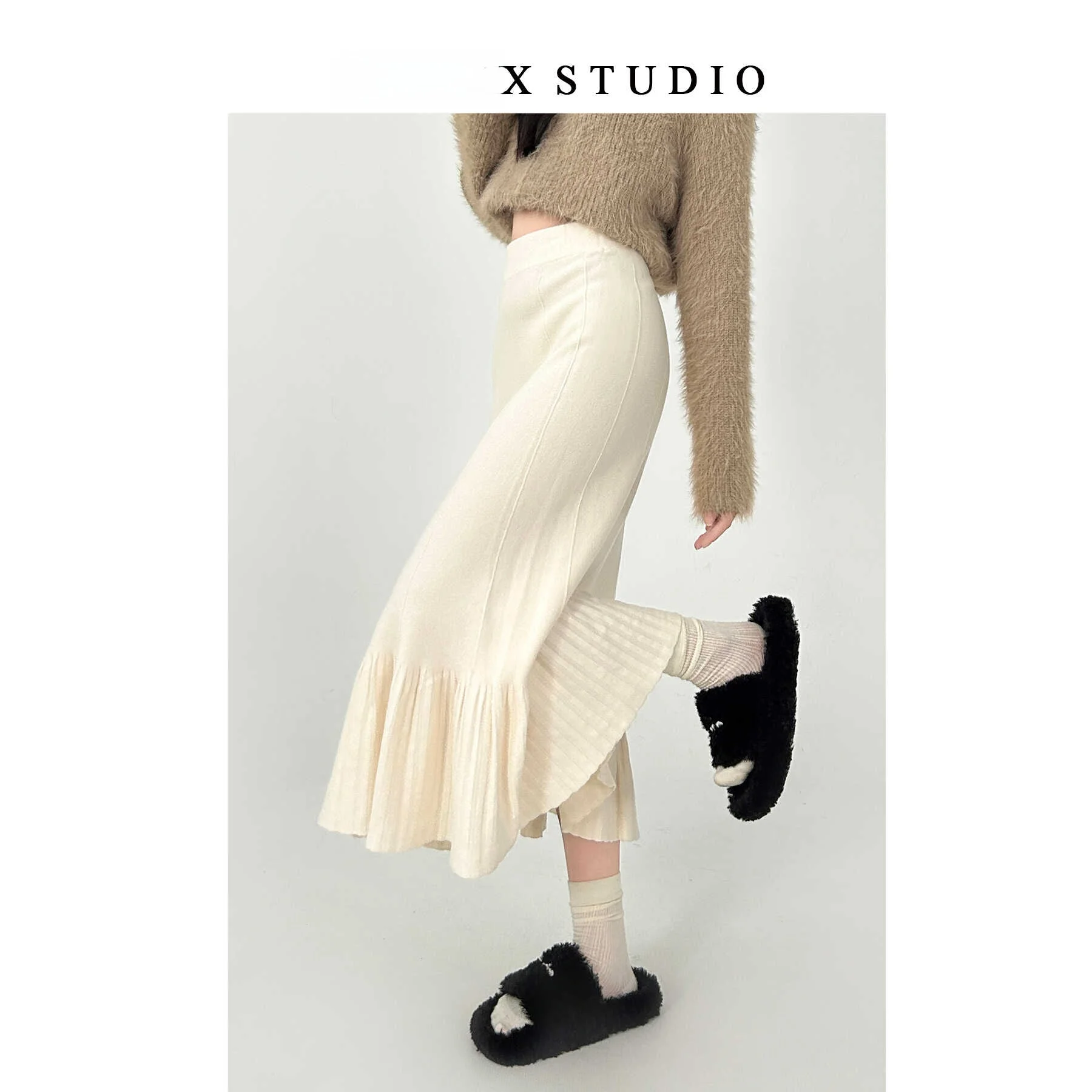 大きめのニットを着こなすのは難しい？それならロングスカートで解決する
