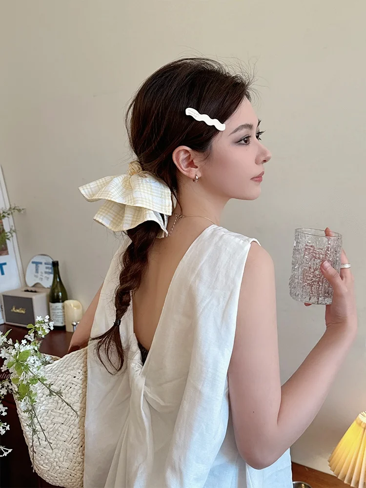 淡い黄色の格子柄ヘアゴム：フリル装飾で高級感を演出するポニーテールスタイル