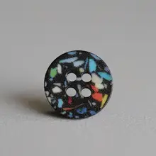 黒地にカラフルなキャンディパターンの樹脂ボタン【直径十二ミリメートル】