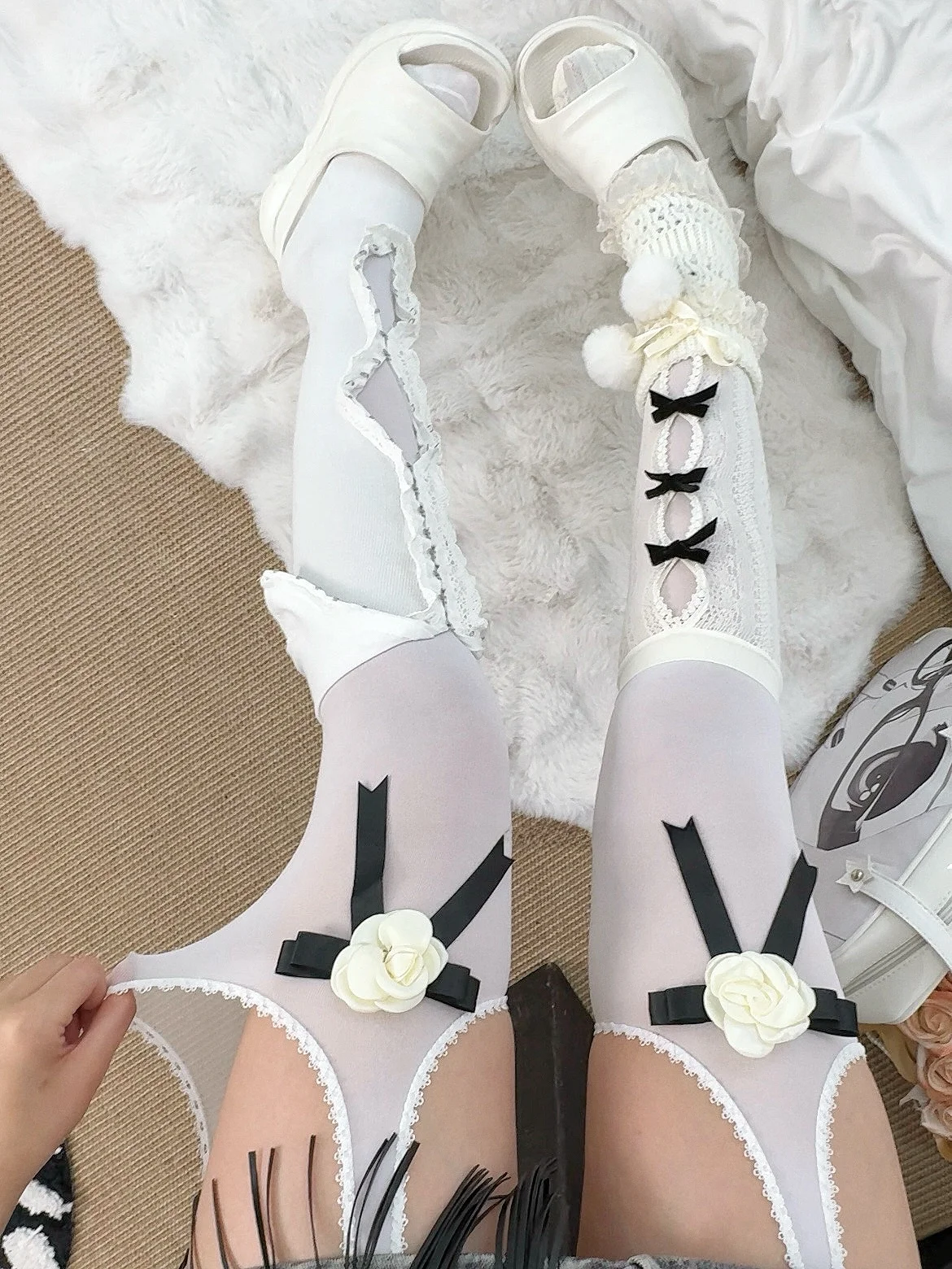 つり目 女 に最適なレトロホワイトツバキデザイン キャミソール風タイツ