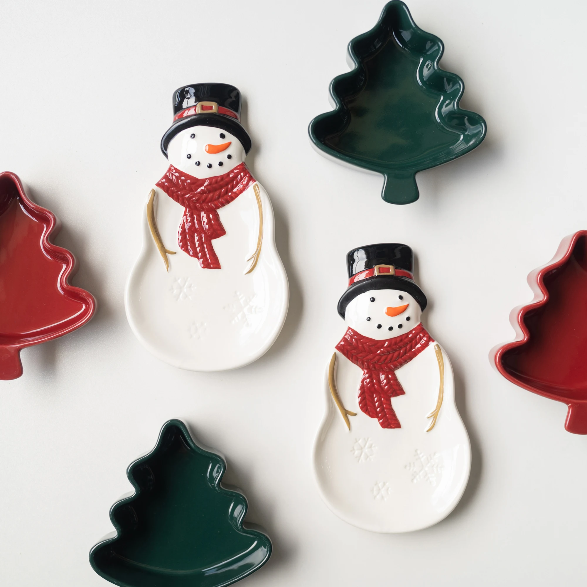 高級陶器製雪だるまデザインのクリスマスプレート：レトロスタイルで家庭と贈り物に最適な選択