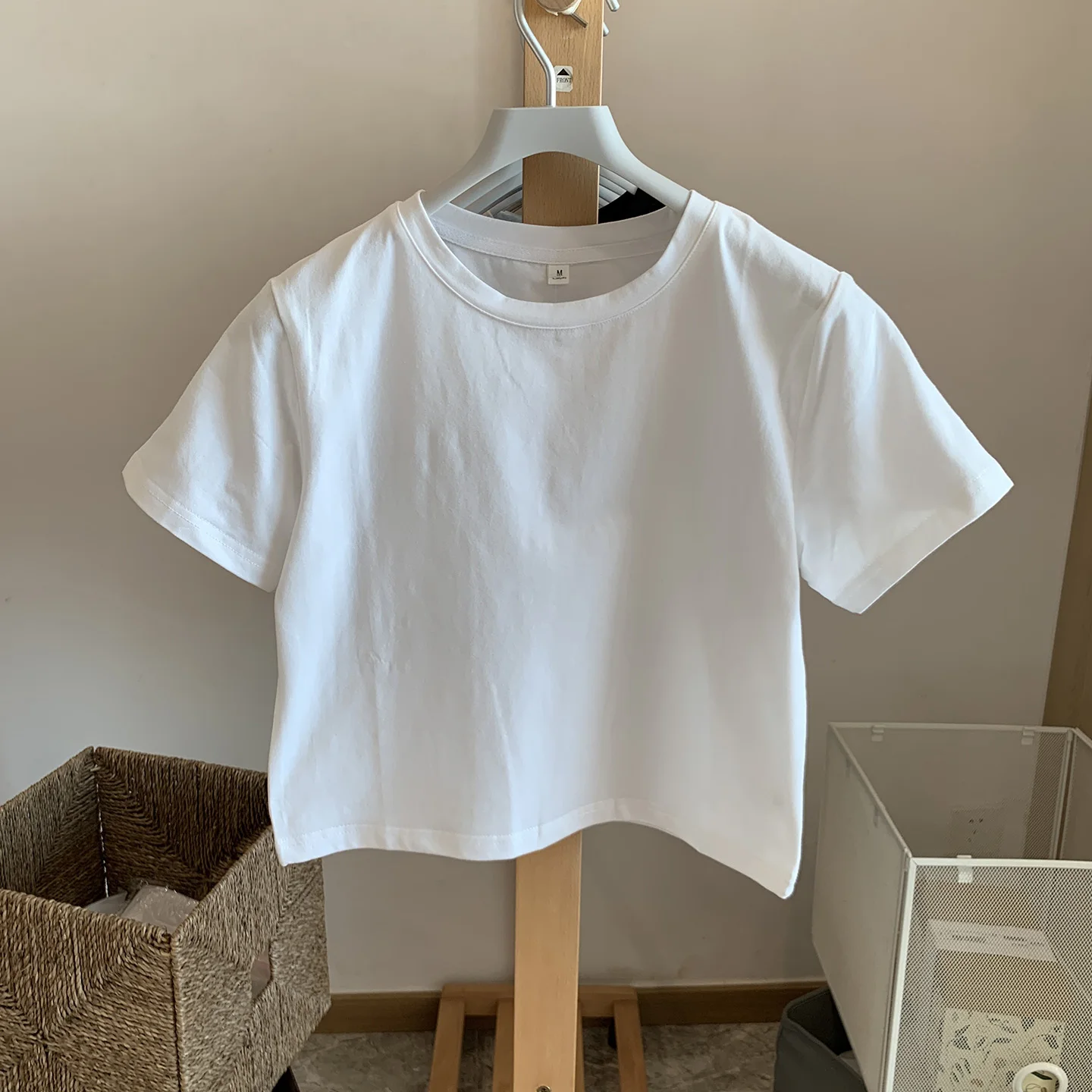 カットオフTシャツをどう選ぶ？韓風のハイウエストショートTが夏の着こなしを変える理由