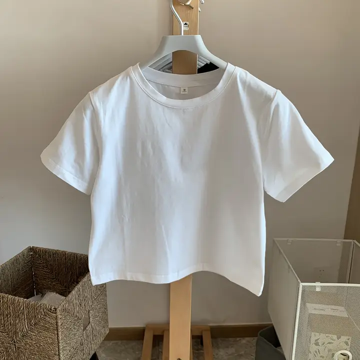黒のショート丈Tシャツ【女性用・ハイウエスト・コットン・フィット・夏用・クロップドデザイン】