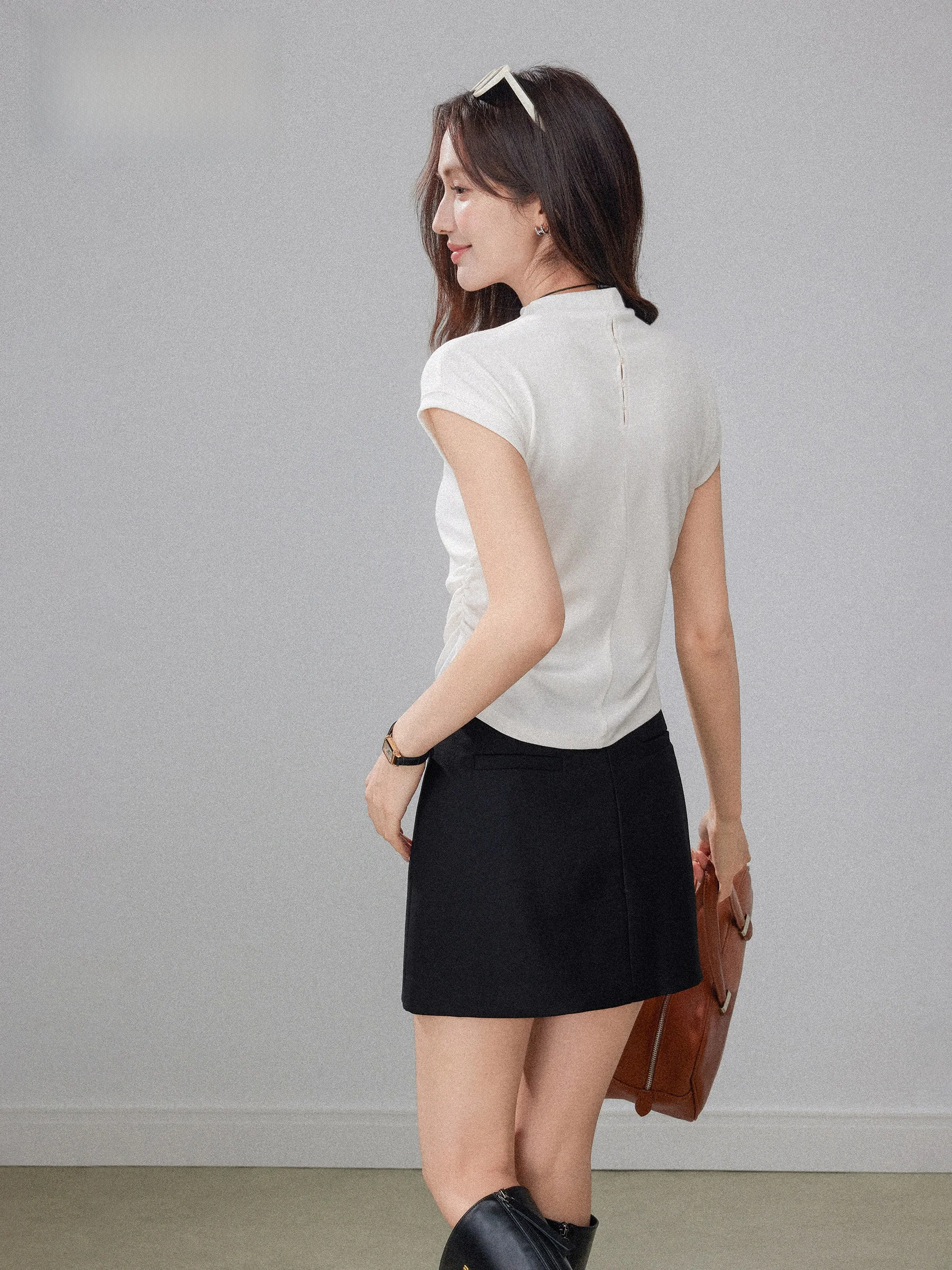 半高ネックショートスリー ブTシャツ：20代女性向けのスリムフィットベーシックトップス