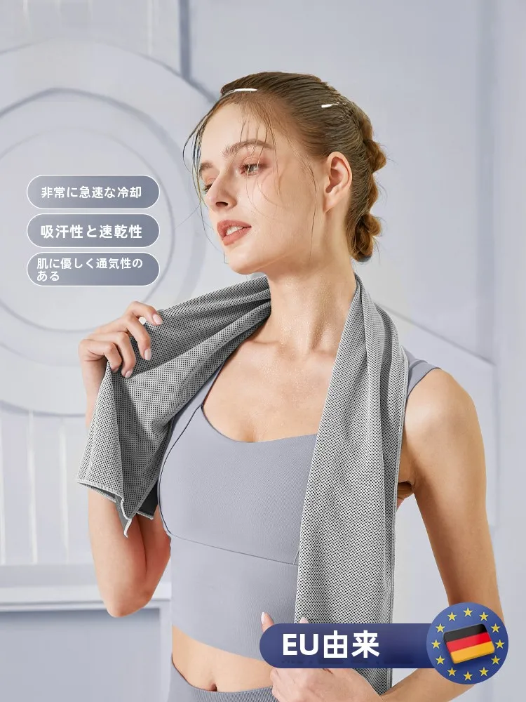 首の後ろに汗をかく女性30代向け：吸汗速乾冷感スポーツタオルの実用性と使用シーン解析