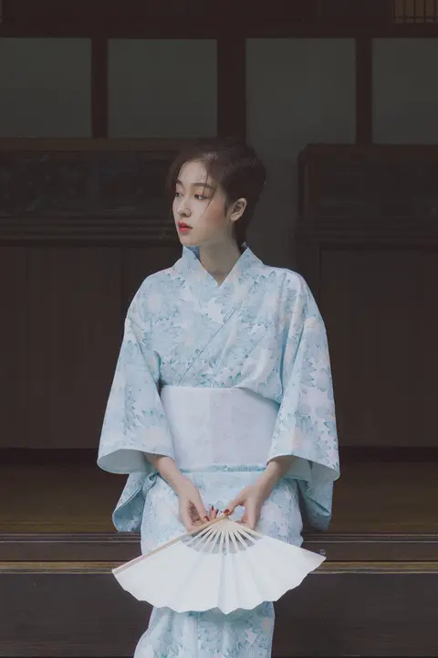 白地に青い花柄の浴衣風ワンピース【レトロデザイン・女性用・改良和服】