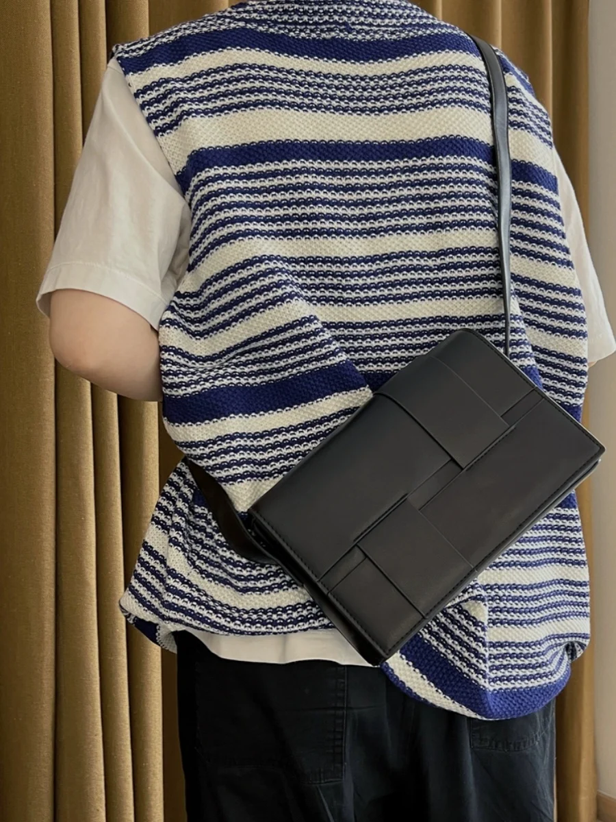 どんな服にも合うショルダーバッグを選ぶには？メンズの日常に溶け込む、洗練された小型ショルダー バッグの選び方