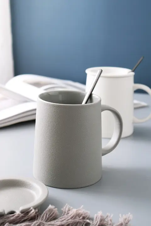 マット仕上げの陶器製カップ【フタ・スプーン付き・レトロデザイン・コーヒーカップ・家庭用】