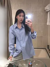 青いストライプの女性用シャツ【春秋・デザイン・長袖・レイヤードスタイル】