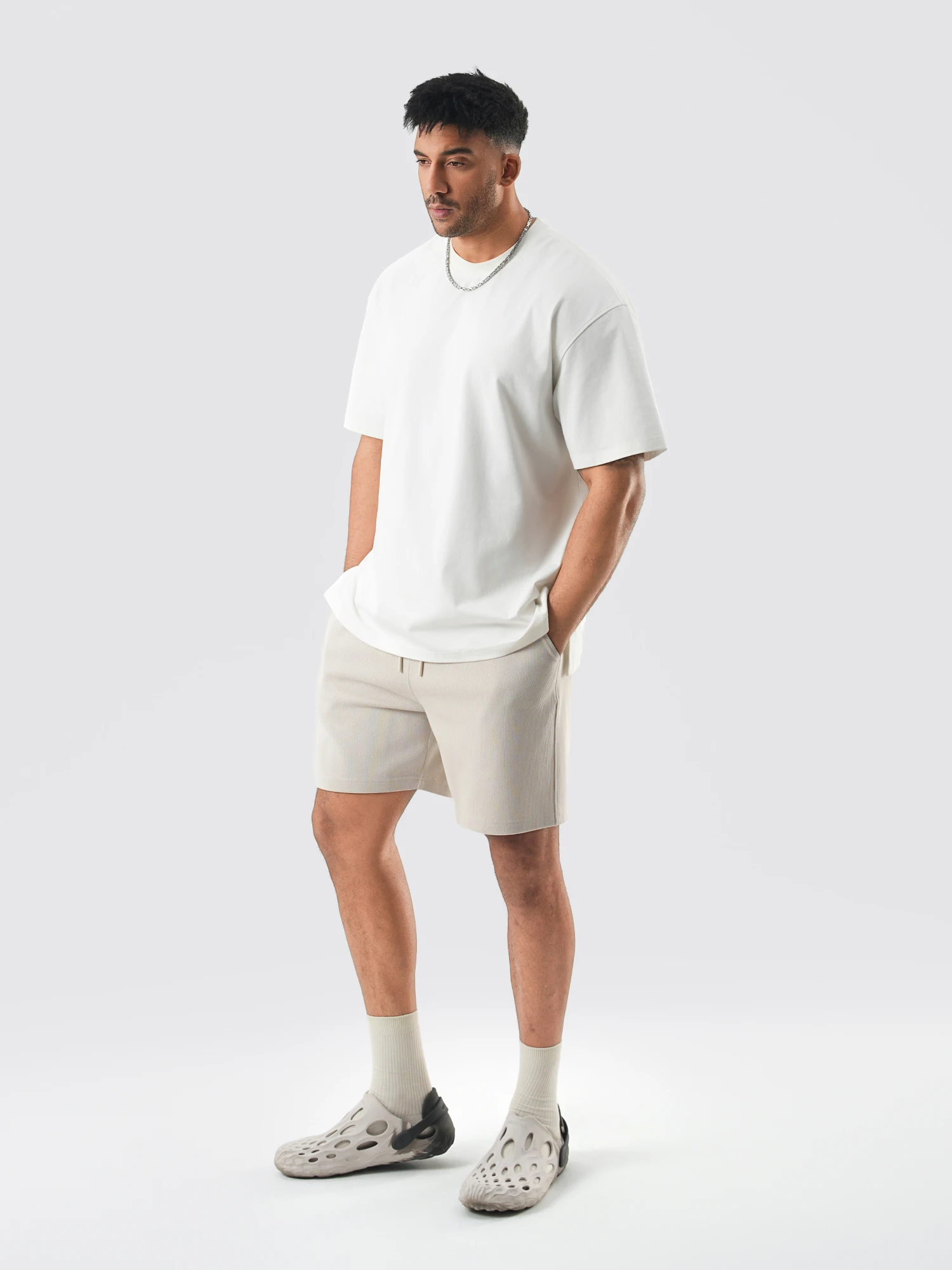 ストリートファッションの本質を学ぶ：涼感ニットTシャツの実用性と着こなし