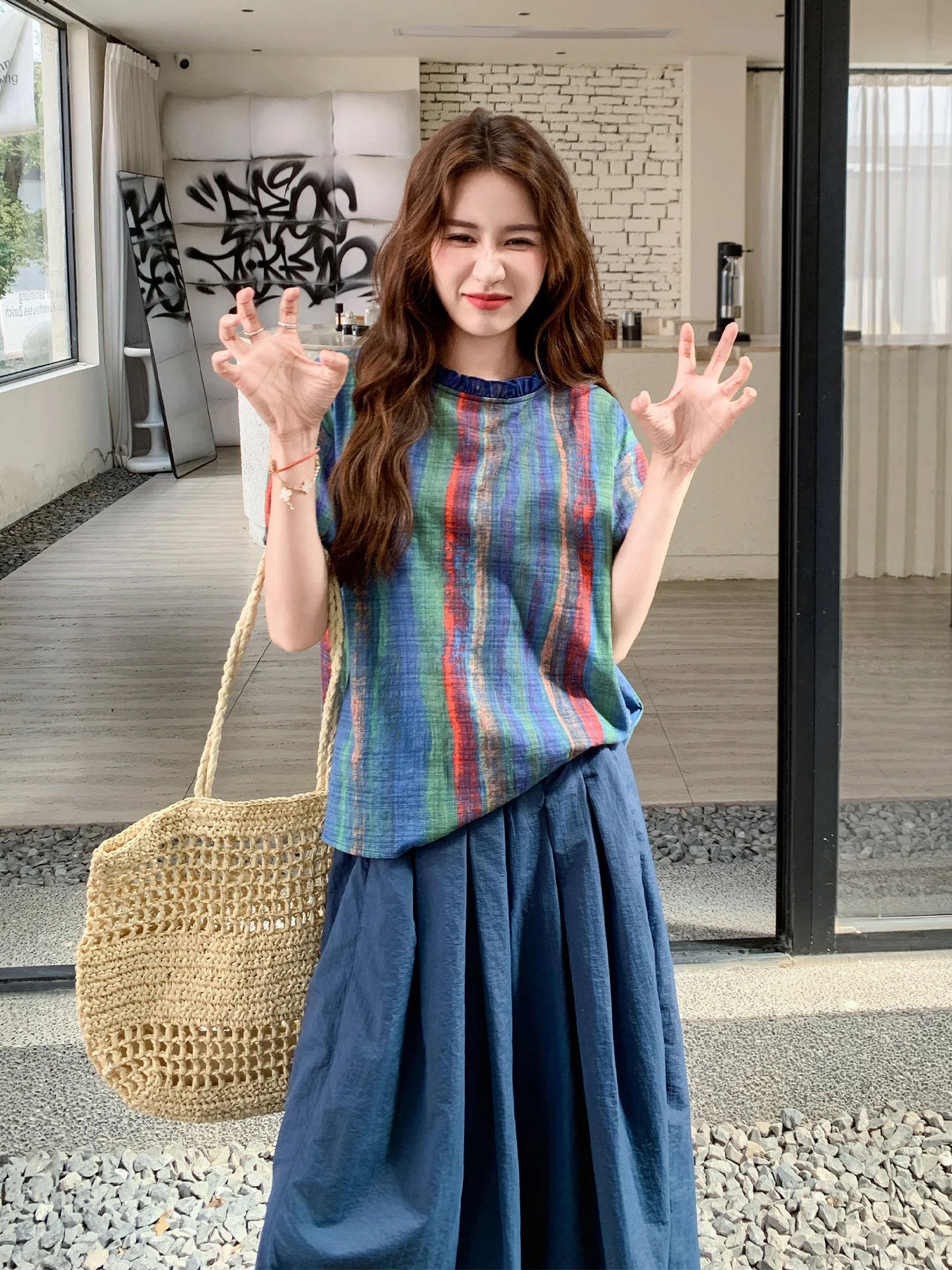韓国スタイルの夏コーデをどう選ぶ？ブルーのストライプトップスとワイドパンツのセットが今、注目されている理由