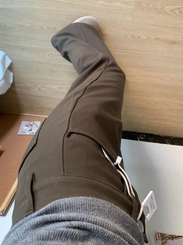 カーキパンツコーデを失敗させないためには、どんな色とスタイルがおすすめ？