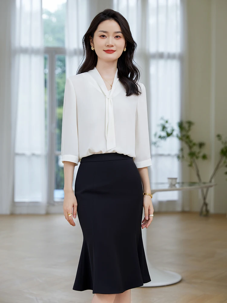40代の研修にふさわしい服装は、シンプルで通気性の高いシフォンブラウスがベスト？