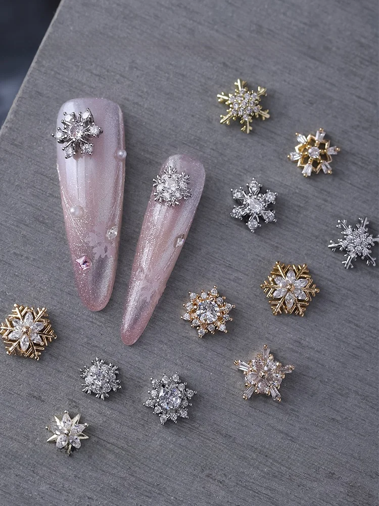 パリジェンヌネイルとローリングネイルの違いは？クリスマスネイルにぴったりな「雪の結晶ビジュー」で解決する