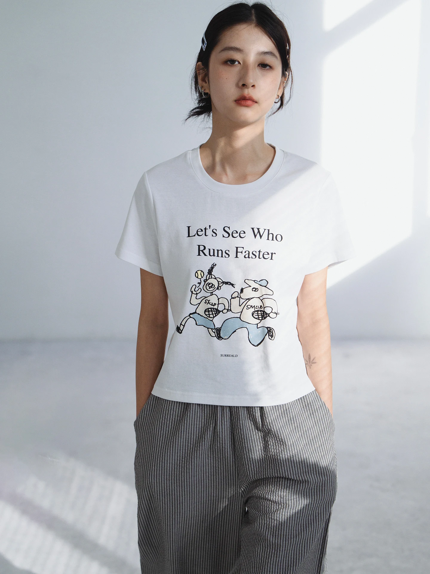 レトロなデザインのキャラクターTシャツ：夏用スリムフィットで通勤風を実現