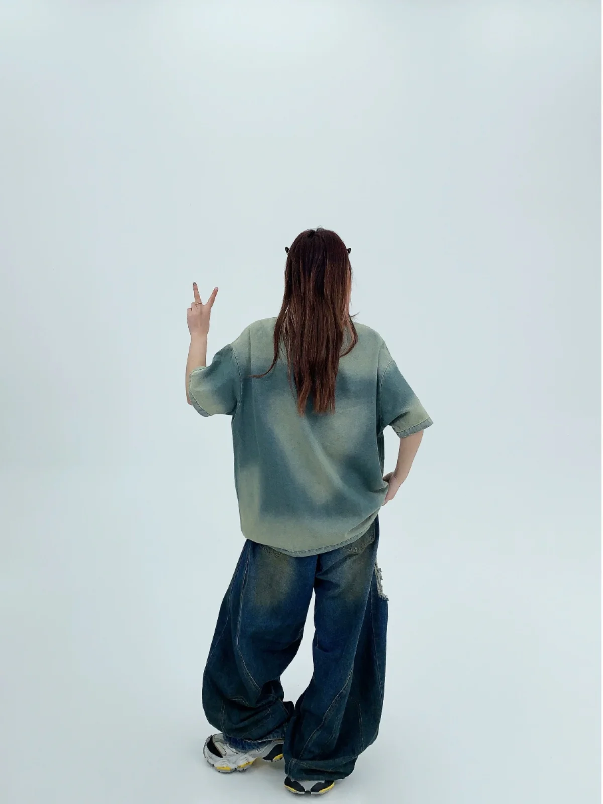 ビンテージ風刺繍デザインのデニムTシャツ：夏用オーバーサイズの実用性とデザイン特徴