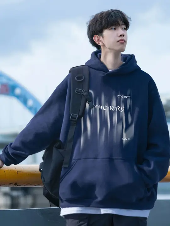 ダークブルーの重厚感ある学生用フーディー【春秋向け・ゆったりシルエット・ぼかし文字プリント】