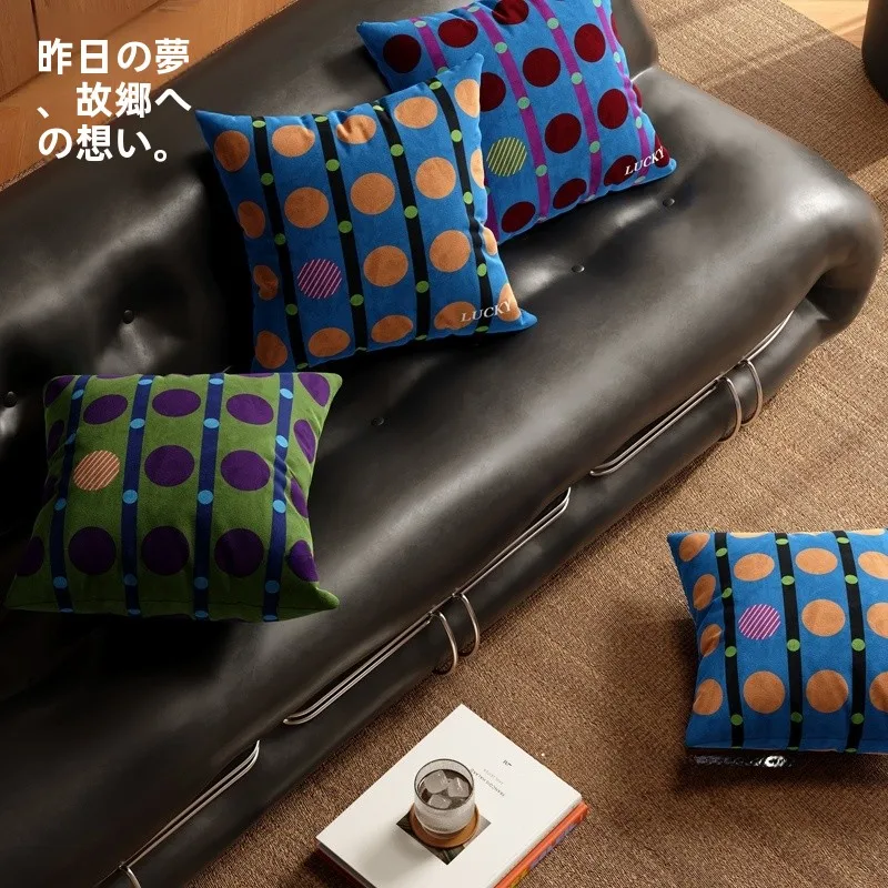 レトロドット柄クッション：おしゃれで高級感のあるインテリアに最適なデザインと質感