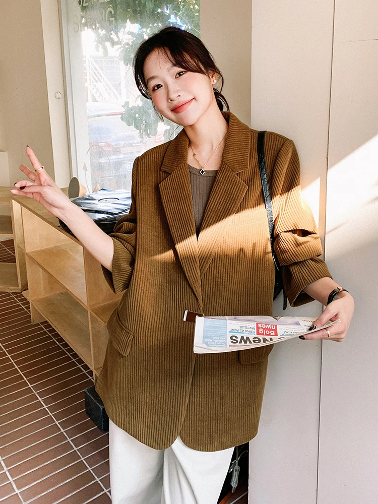 50代ブランド服の選択：レトロな高級感のコーデュロイジャケットが通勤とお出かけに最適