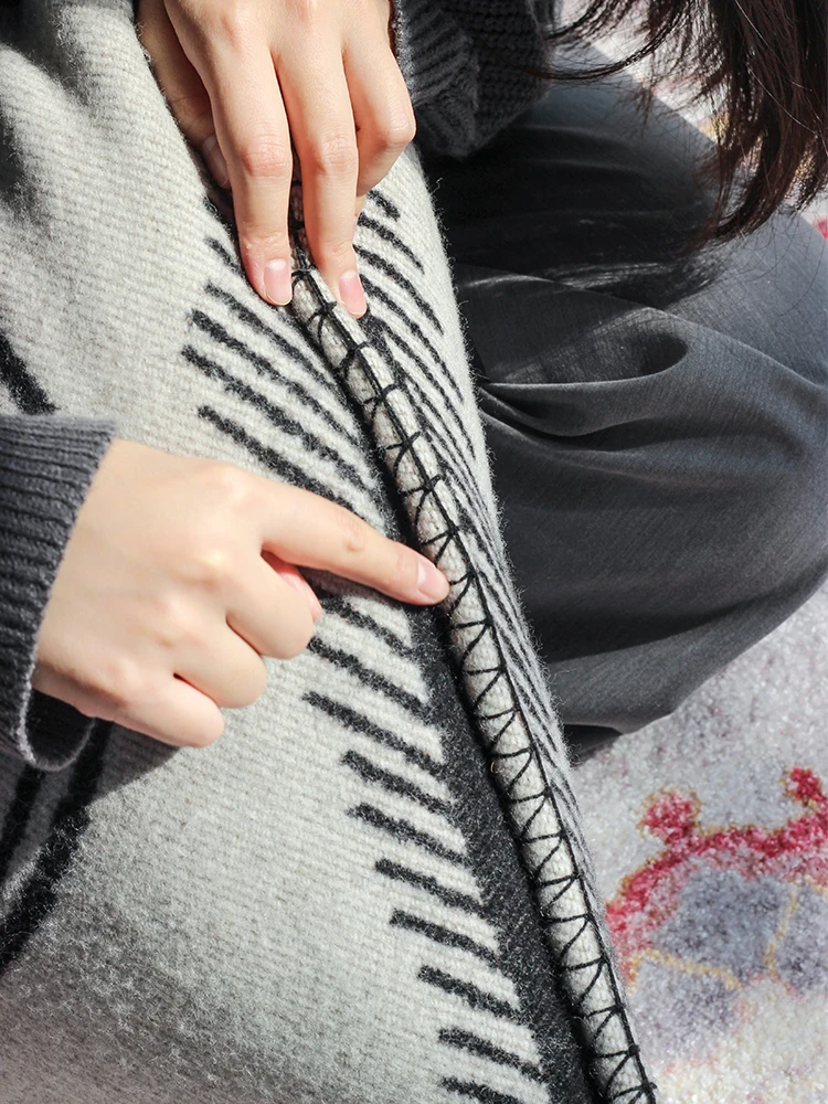リバーシブルウール抱き枕：美式スタイルのスタイリッシュデザインでソファやベッドに最適
