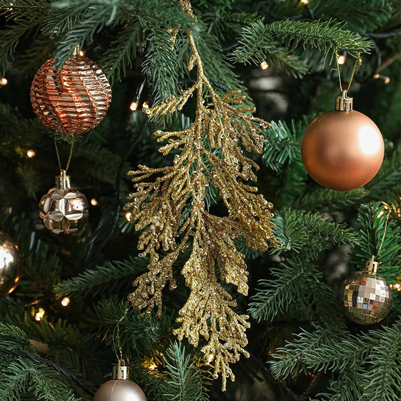 創造的な形のプラスチック製ヒノキの葉飾り：クリスマスツリーに最適なリーフモチーフの選定ガイド