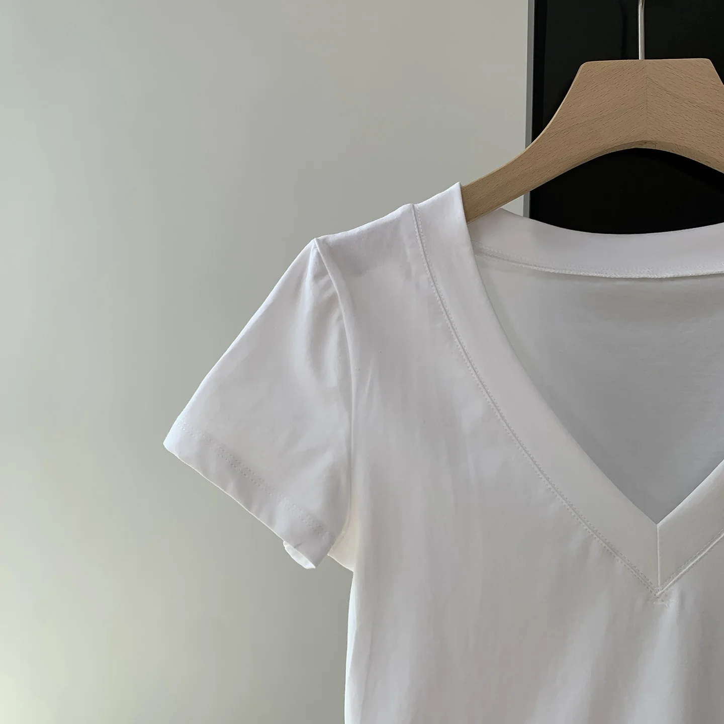 「CカップのTシャツ」はどんな感じですか？デザインやフィット感、価格帯まで徹底解説