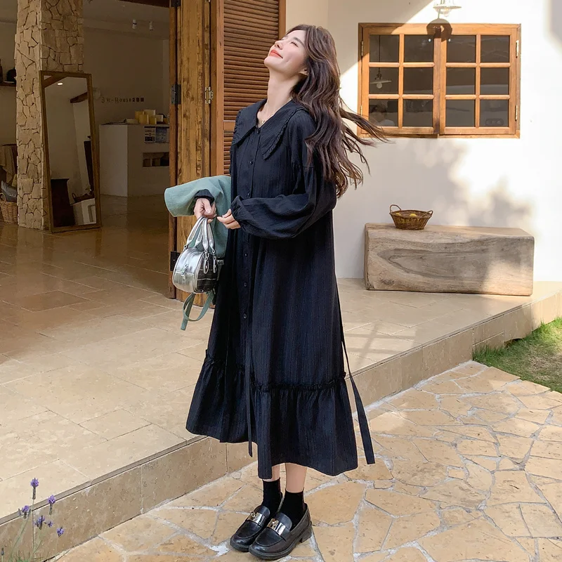 デザイン性のある甘いプリントの黒いドールカラーシャツロングスカート：色黒似合う服の春のスタイル選定ガイド