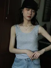 シンプルなデザインのピンクニットタンクトップ【通勤向け・体型を美しく見せる】
