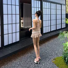 シンプルなノースリーブ肩掛けトップスとハイウエストスカートのコーディネート（セットアップ対応）