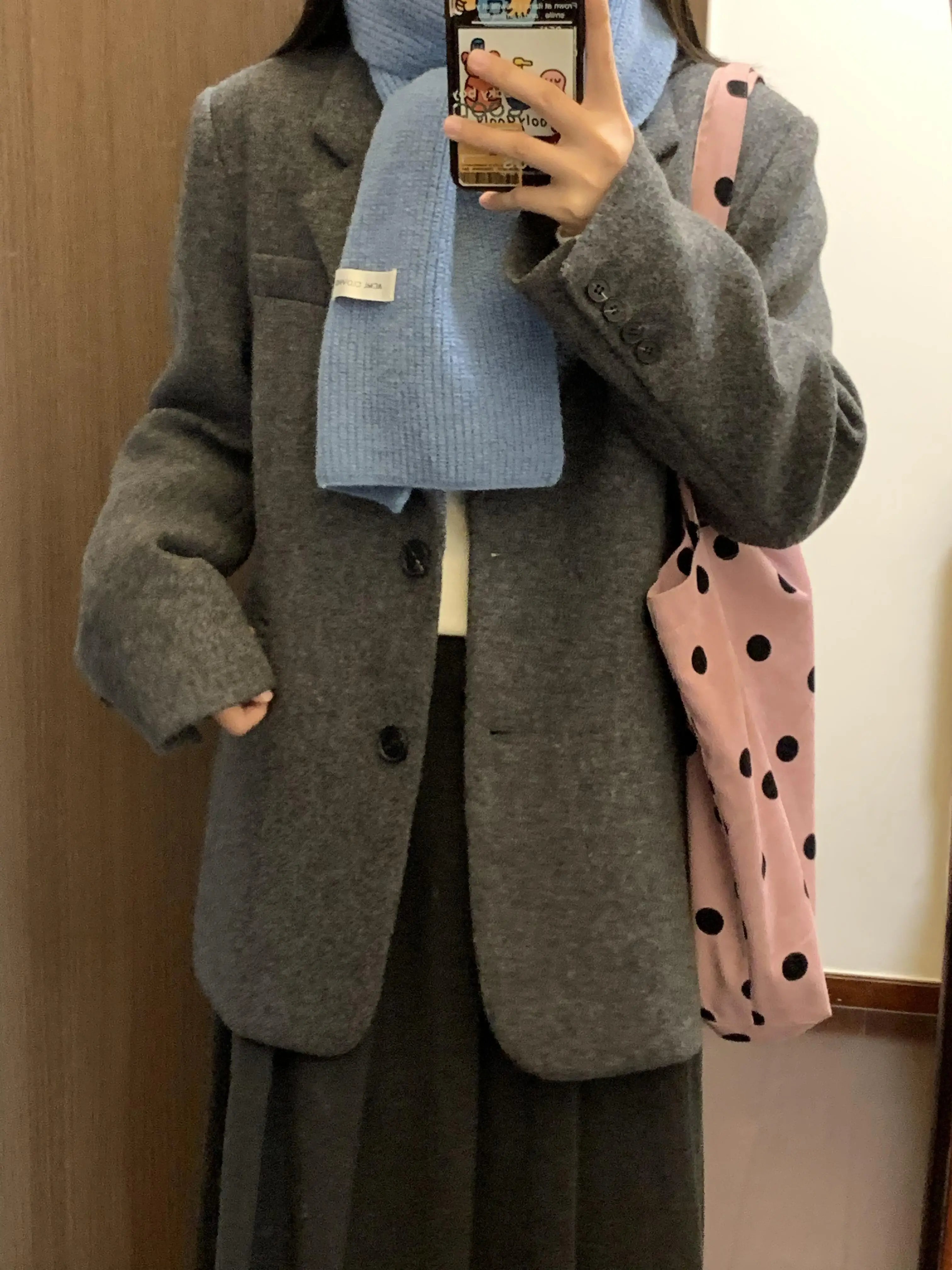 オフィスカジュアルの冬に何を着るべき？40代の女性が選んだ「暖かさとスタイルのバランス」を決める1着