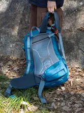 軽量の防水登山用リュックサック【ハイキング・女性向け・浮遊型デザイン・大容量】