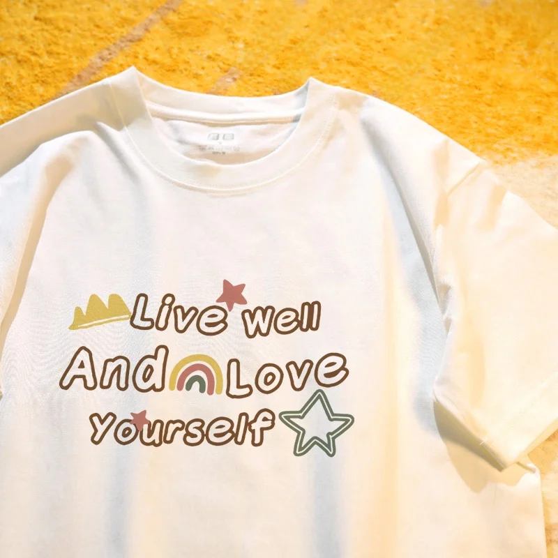 生活を楽しむ方向けのカジュアルなロゴTシャツ：everyday i likeの日常スタイル実現