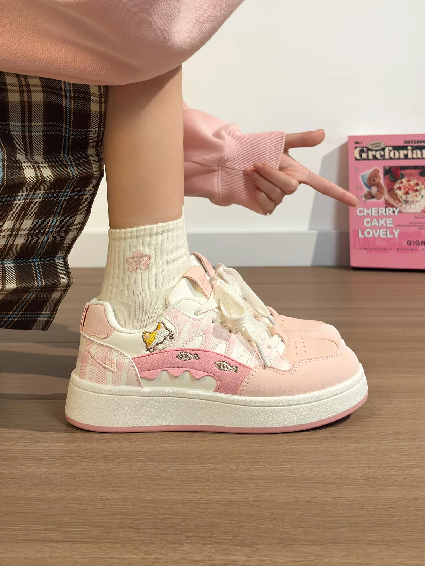 白いスニーカー かわいい おすすめは？3選で日常のスタイルを軽く変える