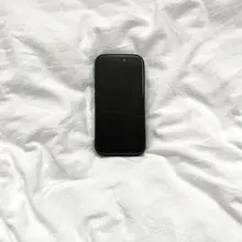 優しいロマンティックな薄い米色の小花デザイン iPhone用ケース【対応機種: 13/14/15/16/17 Pro Max】