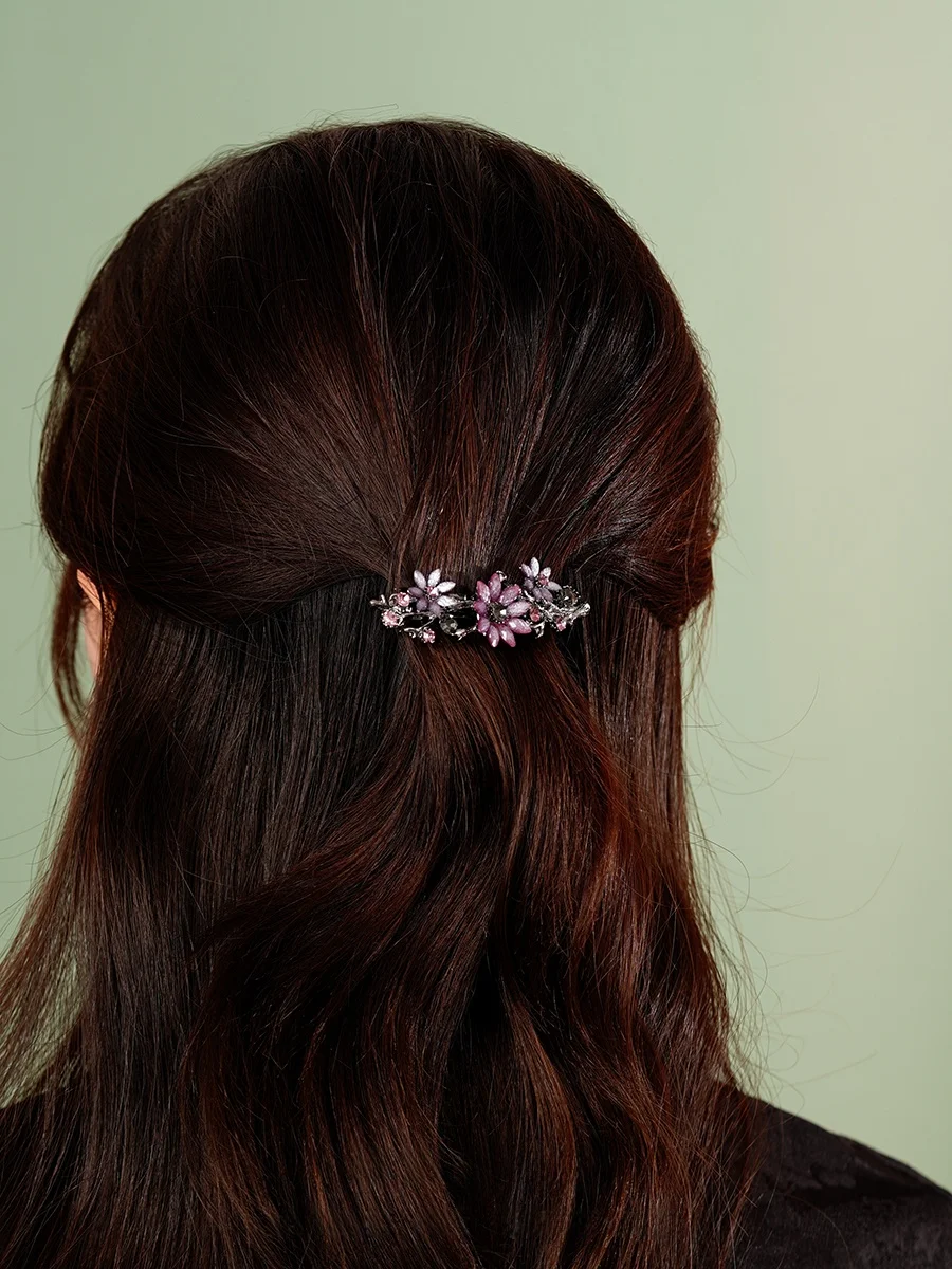 紫色花柄バンスクリップ：ピンをを使ったヘアアレンジの高級感を実現